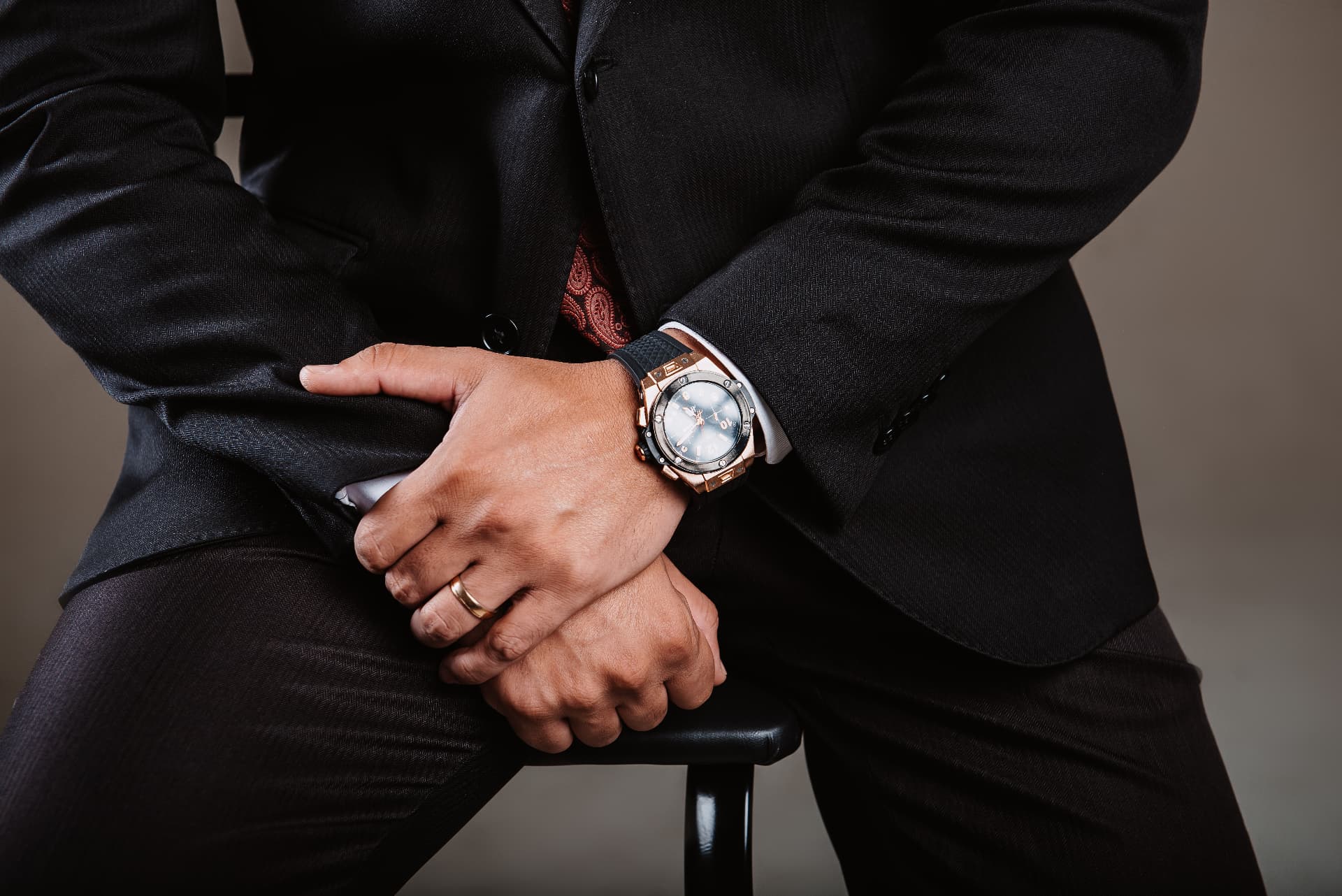 Detalhe de advogado em traje formal durante atendimento